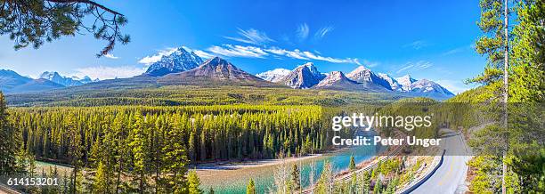 rocky mountains with bow river in foreground - rio bow - fotografias e filmes do acervo