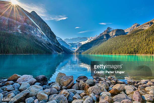 lake louise,banff national park,alberta - lake louise stockfoto's en -beelden