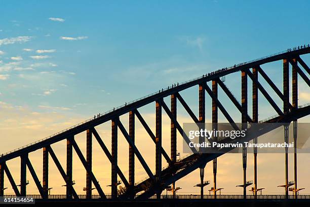 sydney harbour bridge, tourism climbers - hafenbrücke von sydney stock-fotos und bilder