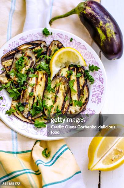 salad of grilled eggplant with lemon and parsley - colorful vegetables summer stock-fotos und bilder