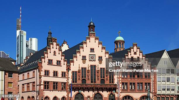 frankfurt am main, city hall römer, römerberg - frankfurter römer stock-fotos und bilder