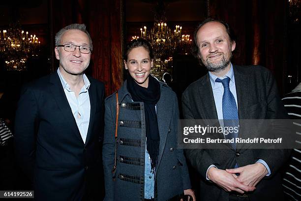 Autor of the piece, Laurent Ruquier, journalist Ophelie Meunier and Co-owner of the Theater Jean-Marc Dumontet pose after the "A Droite A Gauche" :...