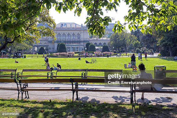 stadtpark on a sunny day in vienna - centro de viena imagens e fotografias de stock