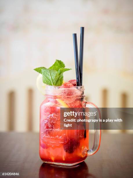 lemonade strawberry - fizzy lemonade stock pictures, royalty-free photos & images
