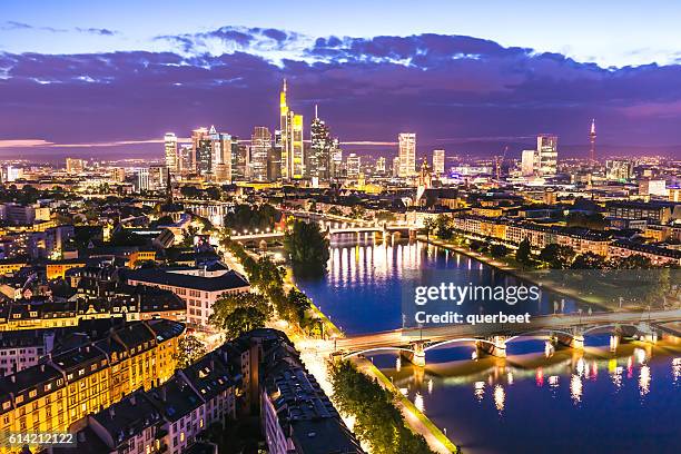 skyline frankfurt bei sonnenuntergang - frankfurt main stock-fotos und bilder