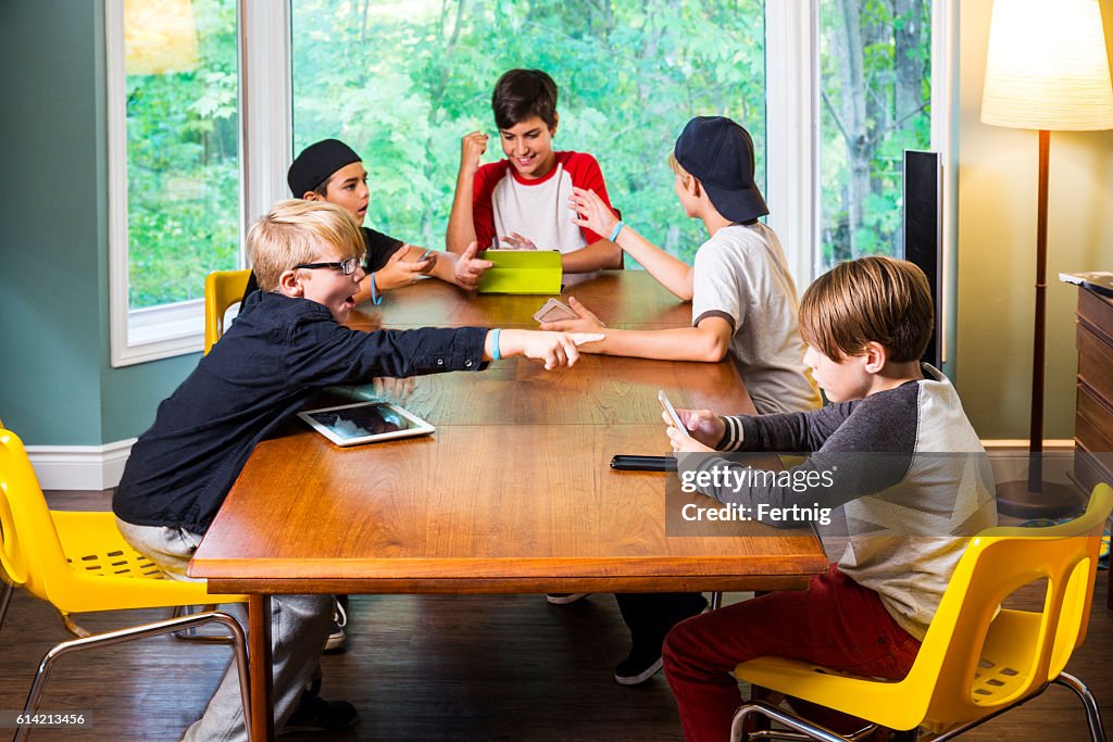 Modernes Spiel, Jungs mit digitalen Geräten.