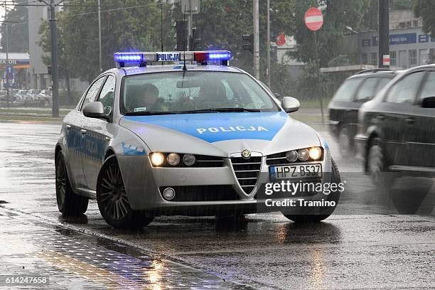 alfa romeo 159 police car on the street - poolse cultuur stockfoto's en -beelden