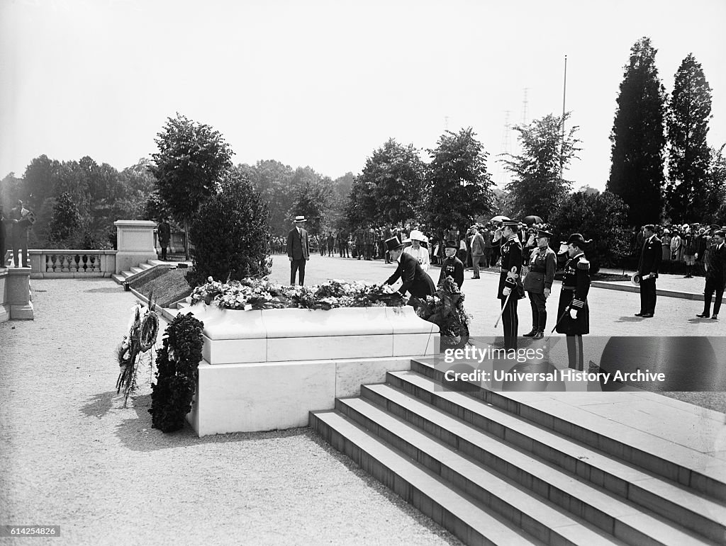 U.S. President Calvin Coolidge Laying Wreath at Tomb of Unknown Soldier, Arlington National Cemetery, Arlington, Virginia, USA, circa 1925