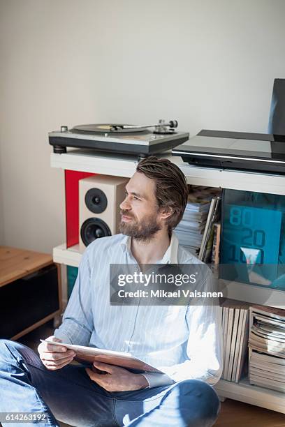 portrait of bearded man at home with hifi equipment - personal stereo photos et images de collection