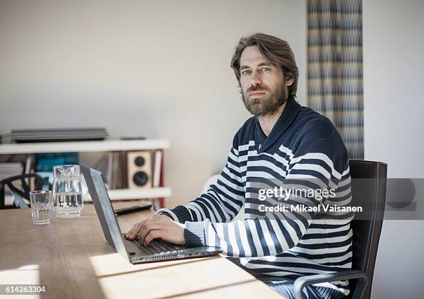 portrait of bearded manwith laptop at home - personal stereo photos et images de collection