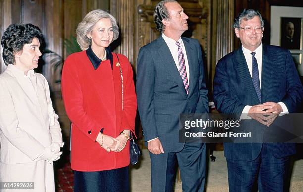 In their official trip to New Zealand, the Spanish Kings Juan Carlos of Borbon and Sofia are received by the Prime Minister New Zealander David Lange...