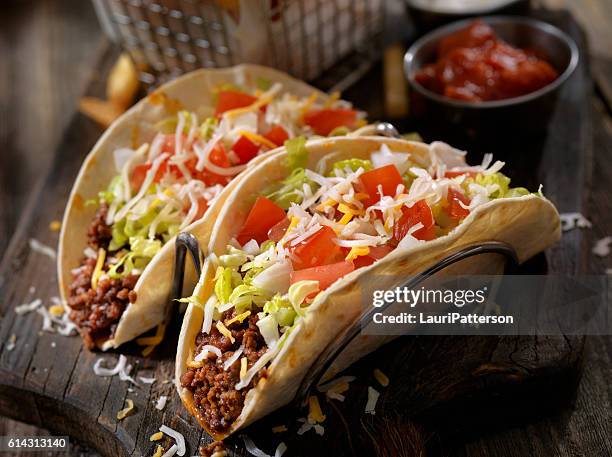 tacos di manzo morbido con patatine fritte - cucina messicana foto e immagini stock