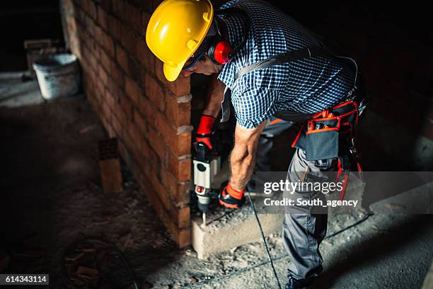 operaio edile con trapano - trapano elettrico foto e immagini stock