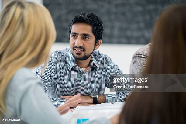 eine klasse an einer universität - asian student classroom stock-fotos und bilder