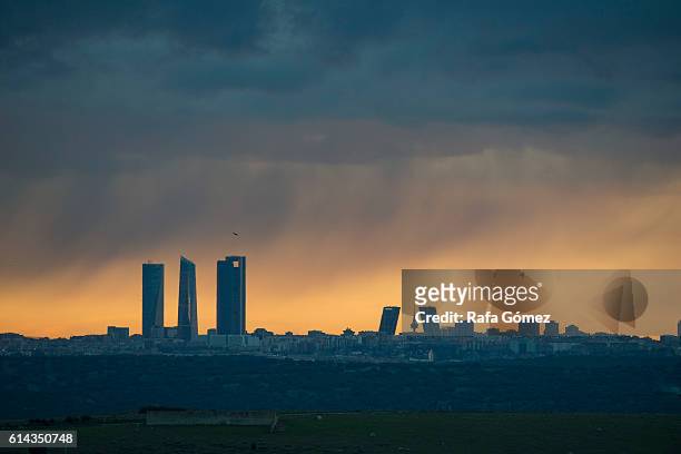 sunrise in madrid - paisaje urbano stock-fotos und bilder