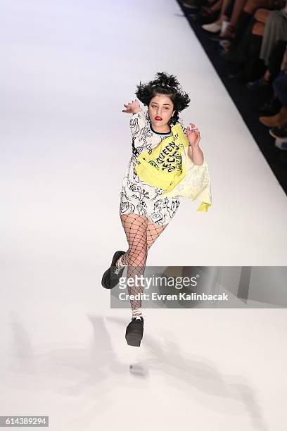 Gonca Vuslateri walks the runway at the DB Berdan show during Mercedes-Benz Fashion Week Istanbul at Zorlu Center on October 13, 2016 in Istanbul,...