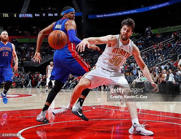 Tobias Harris of the Detroit Pistons defends against a pass to Ryan Kelly of the Atlanta Hawks at Philips Arena on October 13, 2016 in Atlanta,...