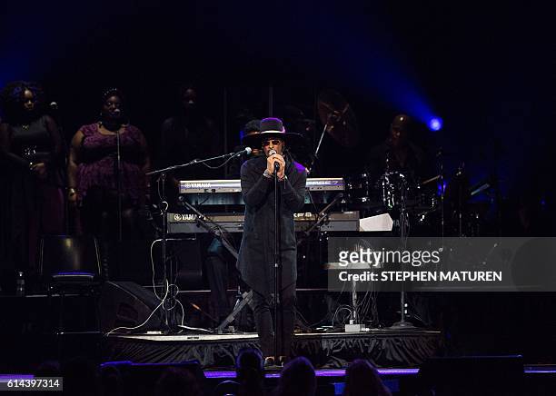 Andre Cymone performs at the Prince Official Tribute concert at Xcel Energy Center in St. Paul, Minnesota on October 13, 2016. / AFP / STEPHEN MATUREN