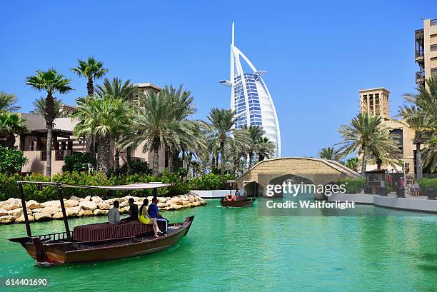 madinat jumeirah and the burj al arab hotel in dubai - hotel madinat jumeirah fotografías e imágenes de stock