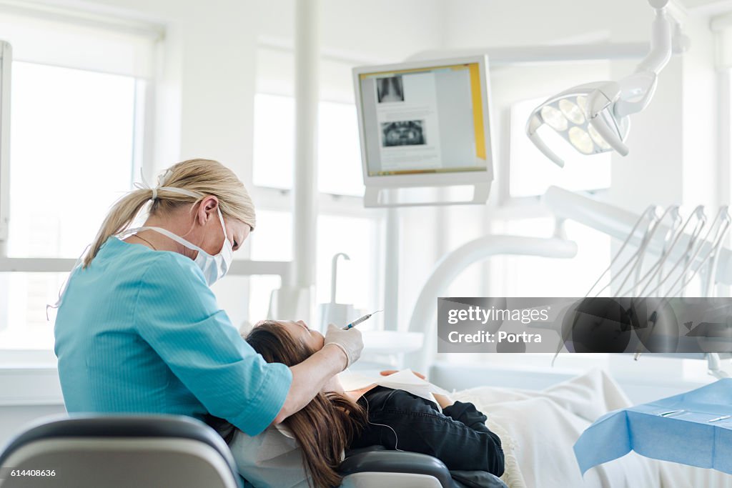 Zahnärztin untersucht Frau in Klinik