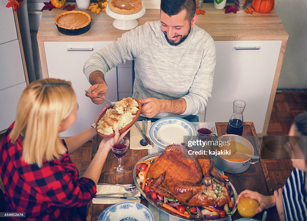 Famílias têm um jantar de natal tradicional