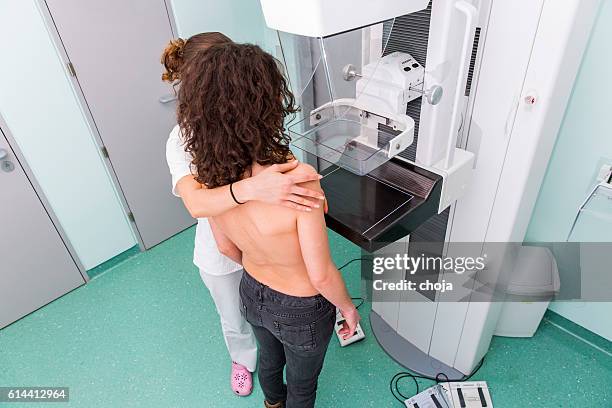 krankenschwester mit junge frauen, die mammography - mammographie stock-fotos und bilder