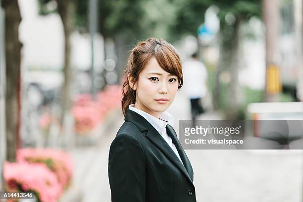 通りのアジアのビジネスウーマン - ビジネスウーマン　日本 ストックフォトと画像