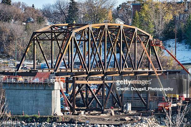 saskatoon bridge under construction - south saskatchewan river 個照片及圖片檔
