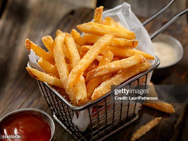 cesto de batatas fritas - batata frita lanche imagens e fotografias de stock