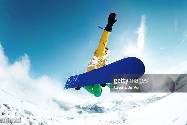 jump  - tabla de snowboard fotografías e imágenes de stock