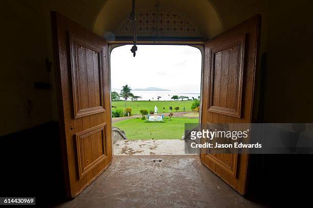 holy cross temple, wairiki, taveuni island, pacific ocean, fiji islands. - double door stock-fotos und bilder