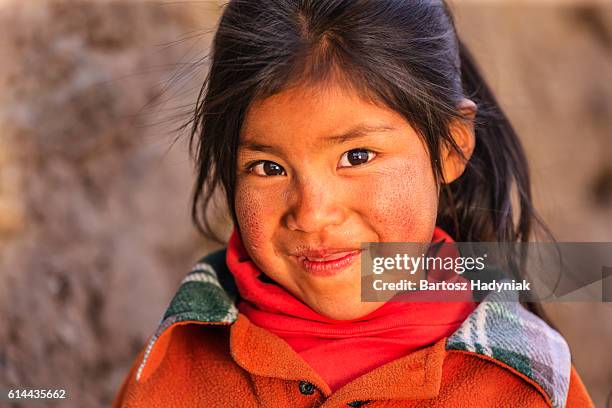 little peruanische mädchen in der nähe von canion colca, arequipa, peru  - aymara indian stock-fotos und bilder