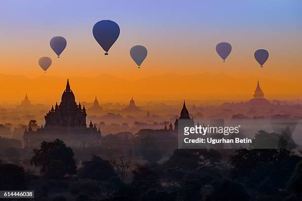 hot air balloons in bagan, myanmar - pagan stockfoto's en -beelden