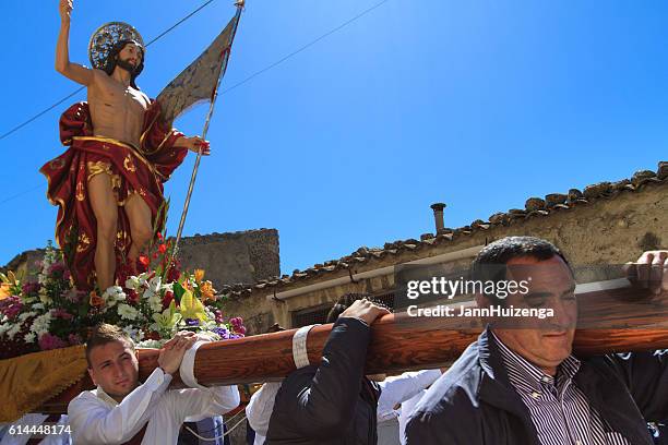 easter day procession, sicily: men carrying statue of jesus - italian easter stock pictures, royalty-free photos & images