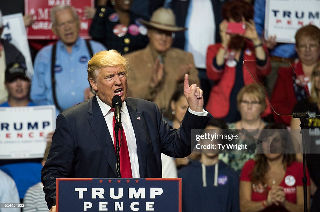 Republican Presidential Candidate Donald Trump Campaigns In Cincinnati