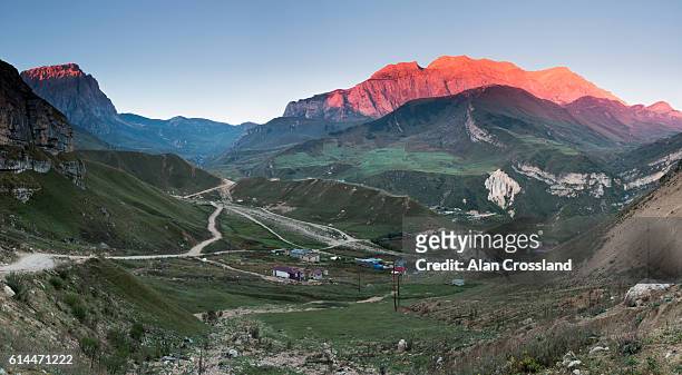 first light over mount shahdag - montagnes du caucase photos et images de collection