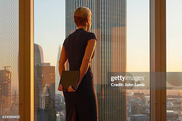 businesswoman looking to the future - encuadre de tres cuartos fotografías e imágenes de stock