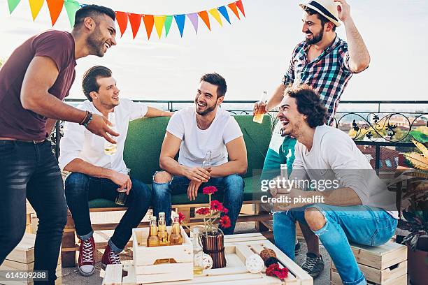 ragazzi che bevono birra sul tetto - festa di addio al celibato foto e immagini stock