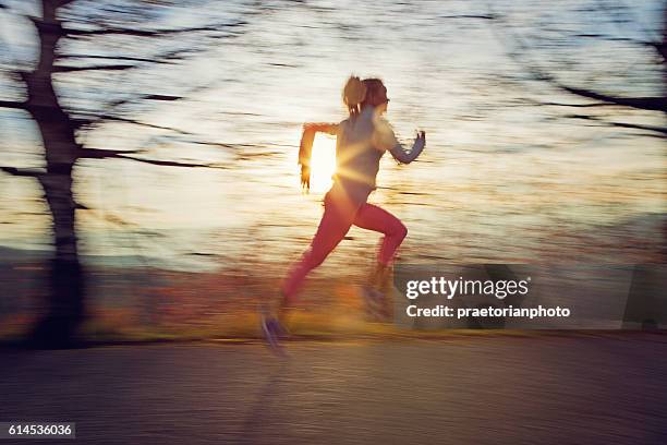 mädchen läuft im wald - blurred running sunset stock-fotos und bilder