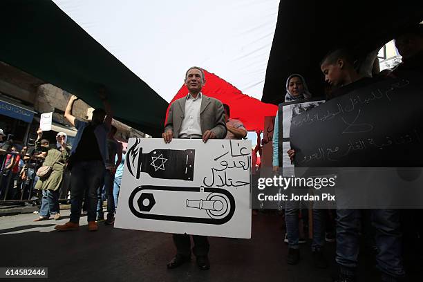 Hunderds of activists from the coalition of leftist and nationalist parties in Jordan protest against the gas deal with Israel, on October 14 in...