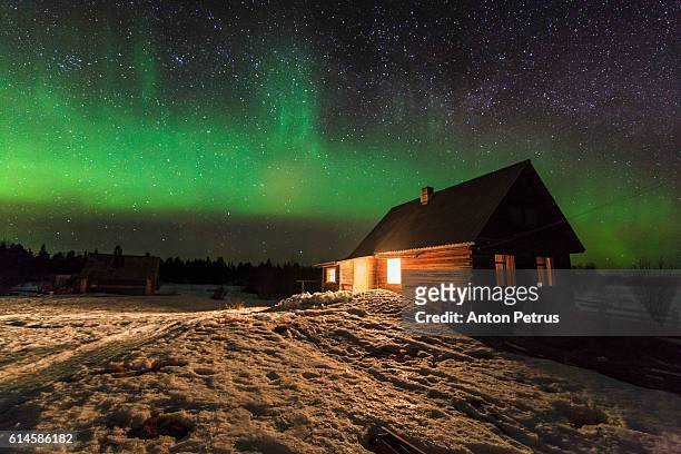 northern lights over hut - murmansk stockfoto's en -beelden