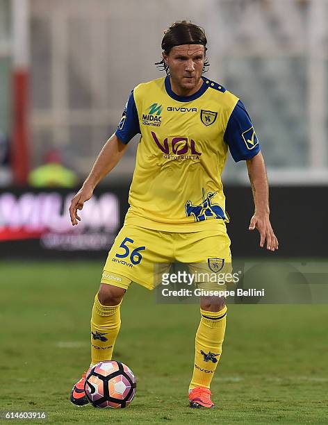 Perparim Hetemaj of AC Chievo Verona in action during the Serie A match between Pescara Calcio and AC Chievo Verona at Adriatico Stadium on October...