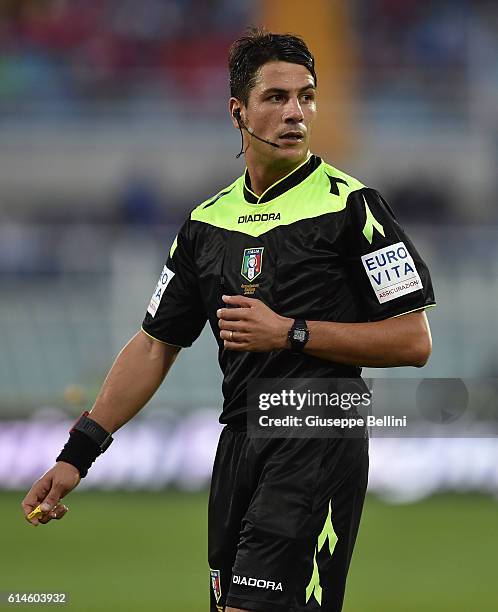 Referee Gianluca Manganiello during the Serie A match between Pescara Calcio and AC Chievo Verona at Adriatico Stadium on October 1, 2016 in Pescara,...