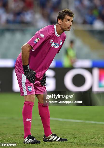 Albano Bizzarri of Pescara Calcio in action during the Serie A match between Pescara Calcio and AC Chievo Verona at Adriatico Stadium on October 1,...