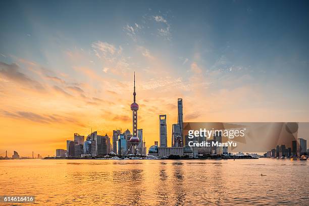 panoramica sullo skyline di shanghai - shanghai foto e immagini stock