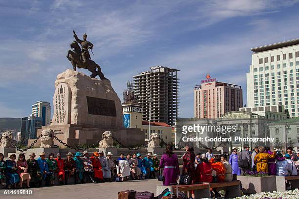 mongolei: sukhbaatar statue in ulan bator - klassentreffen stock-fotos und bilder