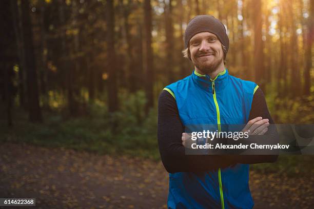 portrait of a happy runner in the park. - running man stockfoto's en -beelden
