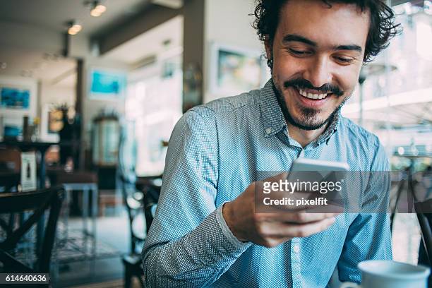 man with smart phone - tevreden stockfoto's en -beelden