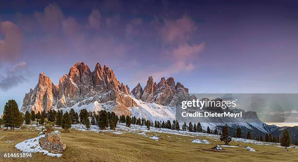 alpen gow no grupo geisler em southtirol, alpes -xxxl panorama - montanhas de geisler - fotografias e filmes do acervo