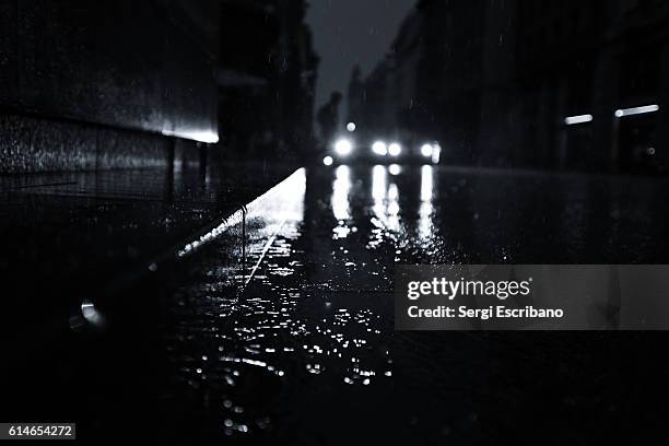 night rain scene in barcelona - film noir stock pictures, royalty-free photos & images